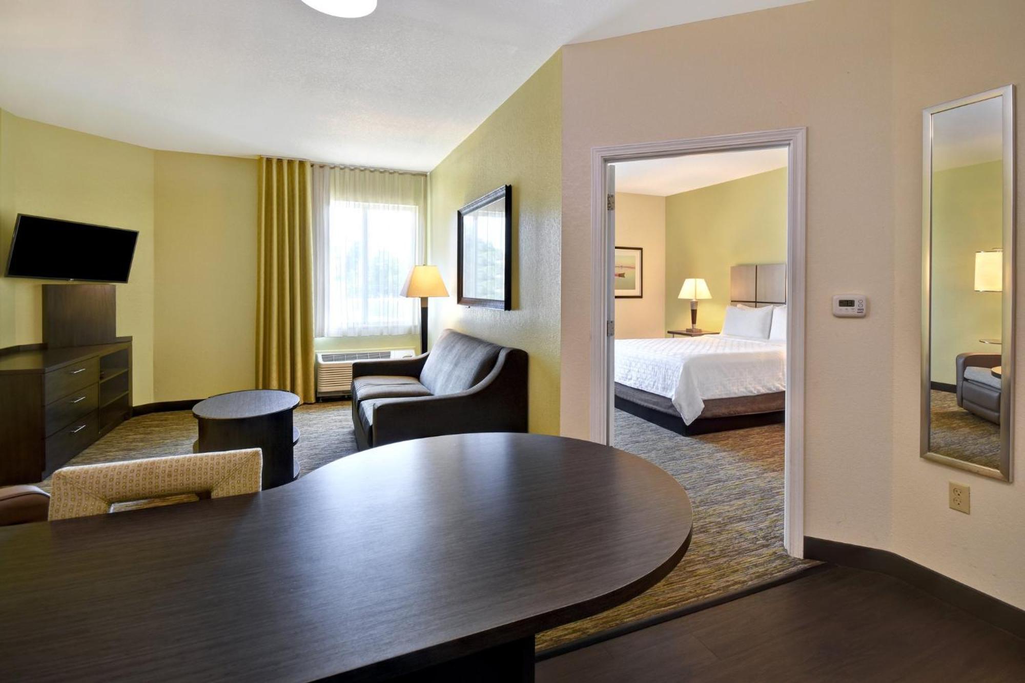 One-Bedroom Queen Suite